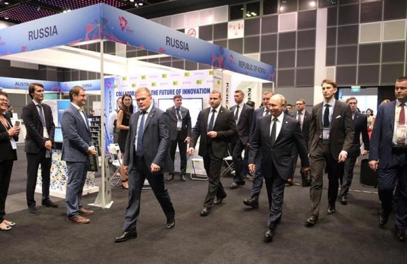 普京總統(tǒng)在新加坡被要求通過安檢門警報(bào)器響了