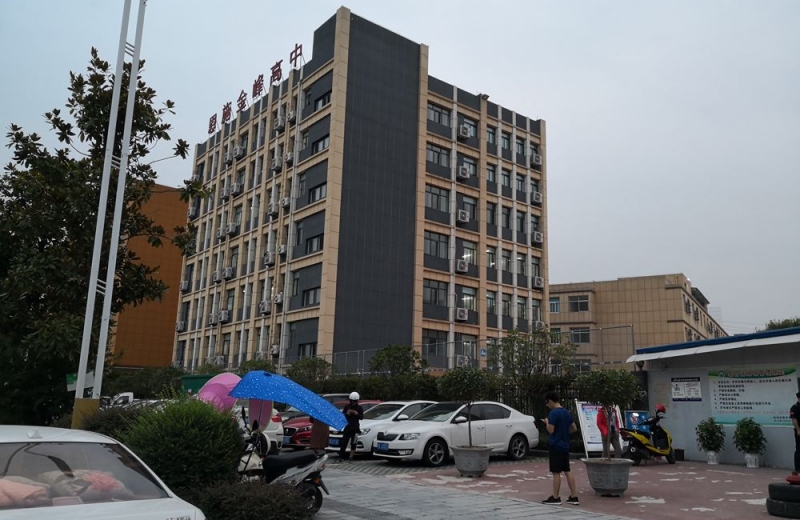 學(xué)校設(shè)安檢門不僅能幫學(xué)生戒手機(jī)癮，還能防止攜帶管制刀具